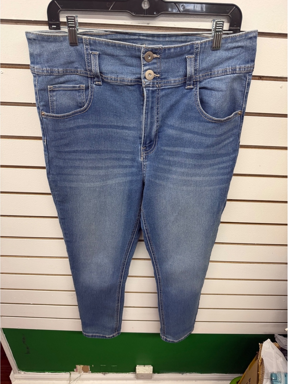 No Boundaries Women’s Size 15 Medium Wash Stretch Cropped Skinny Jeans